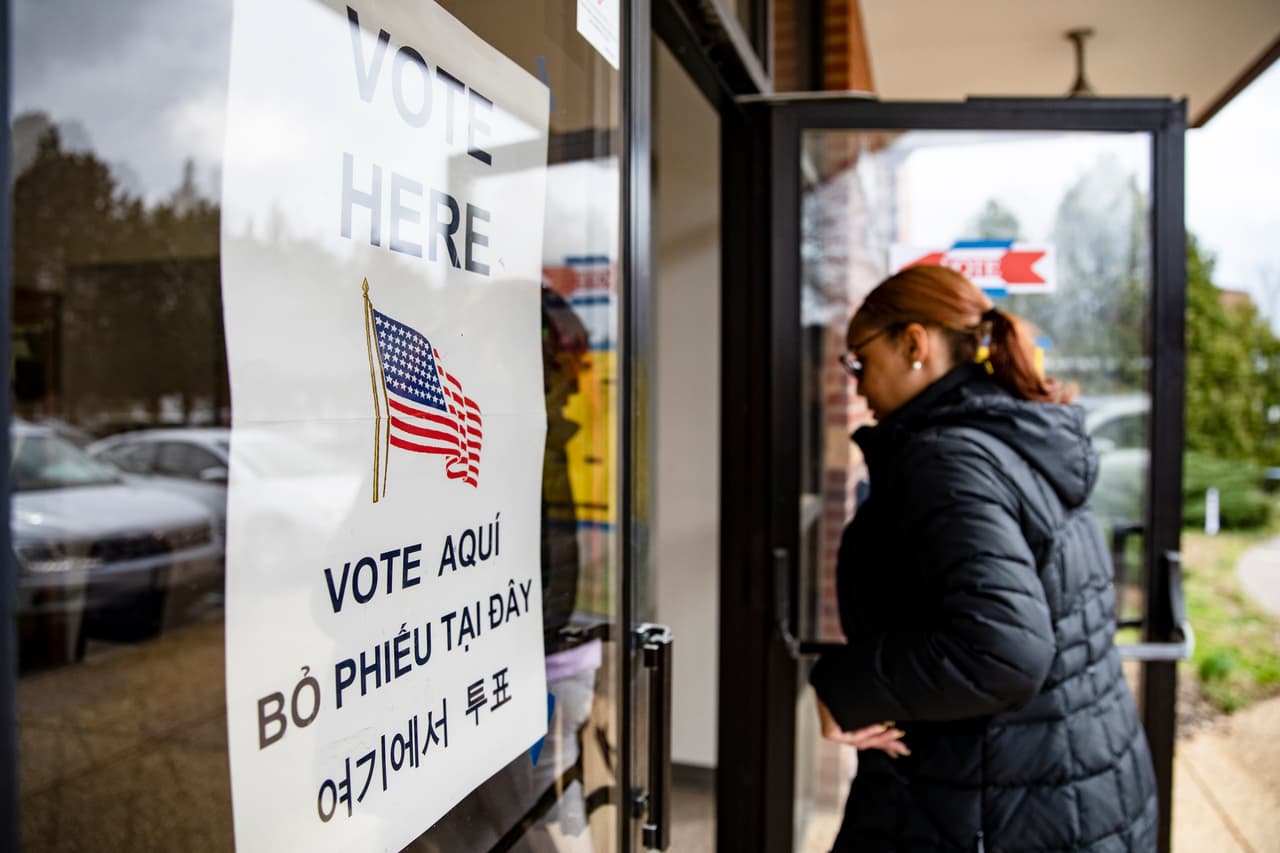 La entrada a un centro de votación en Annandale, Virginia, un estado en el que los demócratas se disputan 99 delegados.