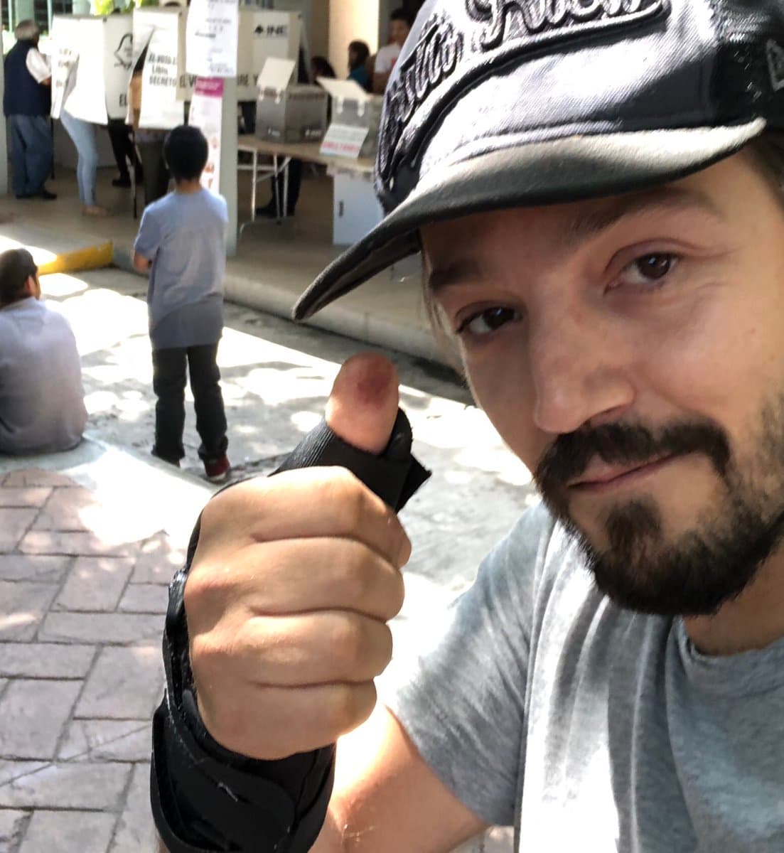El actor Diego Luna compartió a través de Twitter su experiencia electoral: “Votar me llevó minutos. Gracias a todos los ciudadanos trabajando en la casilla. Anímense, ¡a votar todos!”.
<br>