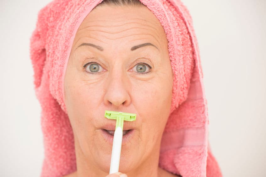 Debes hacerlo en dirección del crecimiento del vello para no provocar una irritación; posteriormente, hazlo en dirección contraria con mucho cuidado y suavemente para quitar el resto.