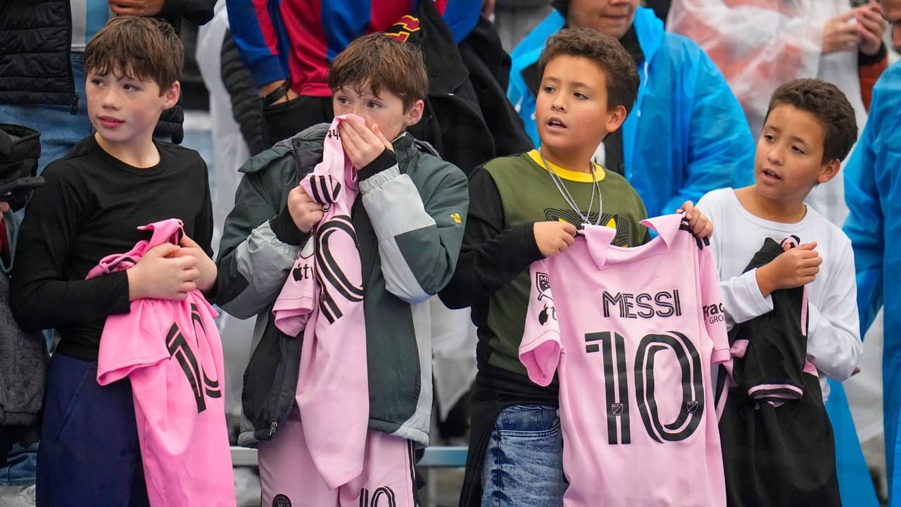 <b>¿Se trata del fin de la “Messi-manía”?</b> Pedro Silva, periodista deportivo de 
<i>Noticias 23 DFW</i>, con más de 12 años de experiencia, comenta que “simplemente fue un partido de pretemporada, 
<b>el segundo de siete programados en una gira donde el Inter Miami básicamente está sacándole el jugo a sus figuras</b>, no solamente a Messi, sino también a Luis Suárez, Sergio Busquets, Jordi Alba, todos quienes fueron compañeros en el gran Club Barcelona de Pep Guardiola”.