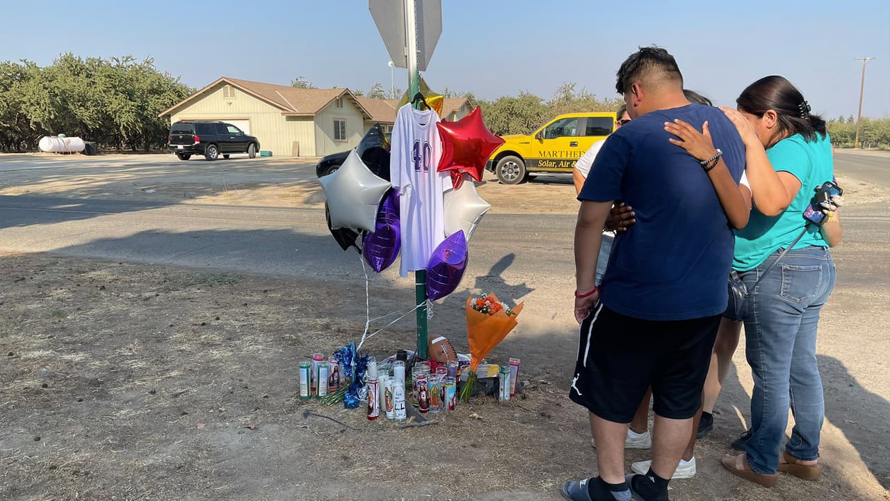 Amigos, conocidos y familiares llegaron al lugar del accidente dejando flores en memoria de Ernesto Garin, a partir del viernes.