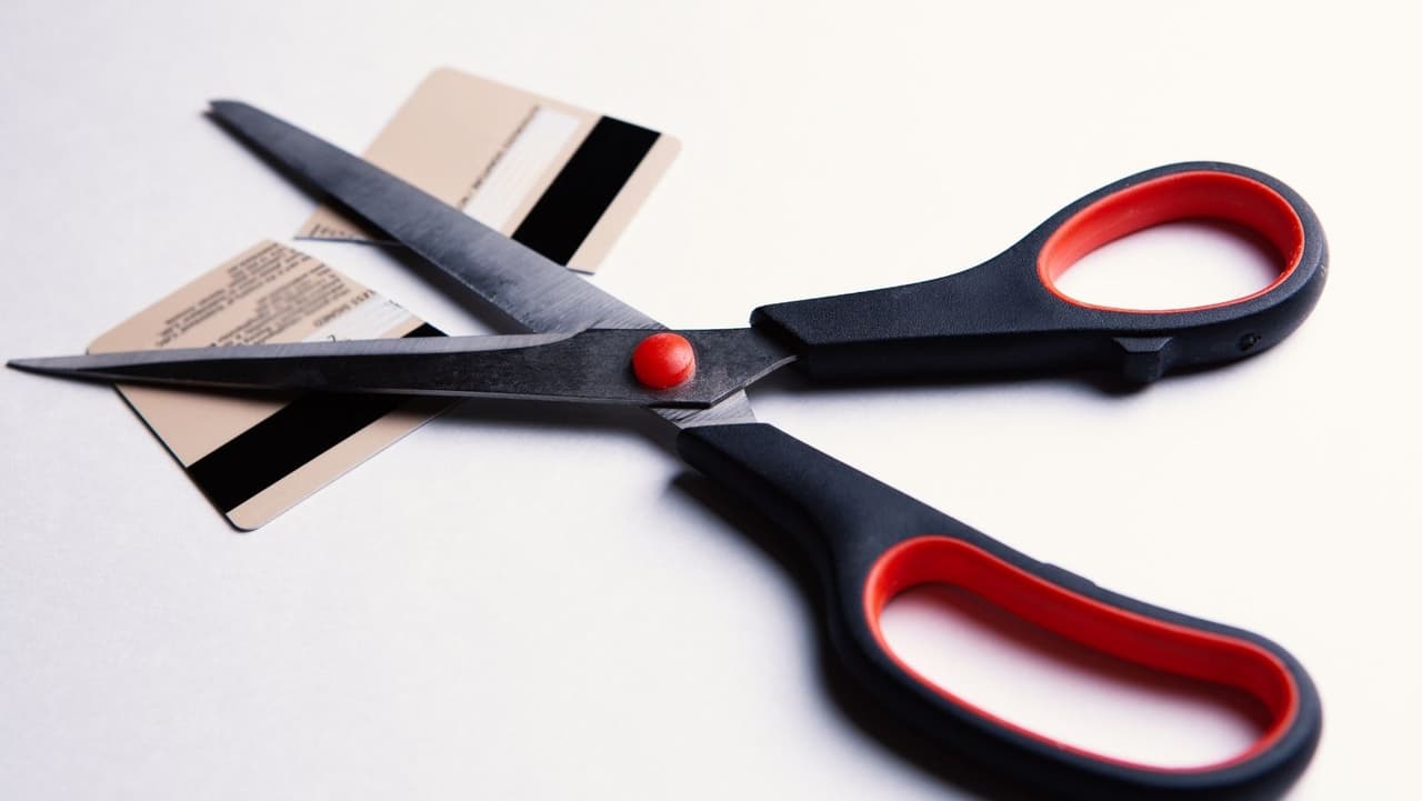 <b>Pago de la deuda: </b>El mundo del cobro de deudas y los acreedores puede ser confuso, intimidante y, a veces, incluso ilegal. Hay un concepto erróneo común, por ejemplo, que alguien puede tomar su casa o puede ir a la cárcel por no hacer los pagos de su tarjeta de crédito. Pero la deuda de la tarjeta de crédito es una deuda no garantizada, lo que significa que nadie puede encarcelarlo o quedarse con su casa si no la paga.