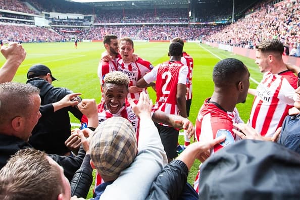 Jugadores y aficionados se fundieron en un abrazos tras la segunda anotación del encuentro.