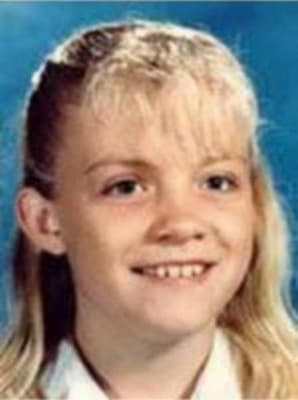 <h3 class="cms-H3-H3">Michaela Joy Garecht </h3>
<br>
<br>Tenía 9 años cuadno fue secuestrada por un agresor desconocido en el estacionamiento de Rainbow Market en Hayward, California, en la mañana del 19 de noviembre de 1988. Vestía con una camiseta blanca, pantalones de mezclilla enrollados por encima de las rodillas, zapatos negros y aretes de perlas.
<br>
<br>De acuerdo con la agencia, la pequeña estaba recogiendo el scooter de una de sus amigas 
<a href="https://www.fbi.gov/wanted/kidnap/michaela-joy-garecht" target="_blank">cuando el secuestrador se acercó y la metió a su automóvil.</a> Hasta la fecha no se ha sabido nada de ella. 
<br>
<br>Una persona ha sido acusada por la Fiscalía de Distrito del Condado de Alameda por el asesinato de Michaela Garecht y está a la espera de juicio. 
<br>
<br>Sin embargo, tanto el FBI como el Departamento de Policía de Hayward continúan buscando información del público que ayudaría a localizar a Michaela, quien tendría 41 años. 
<br>