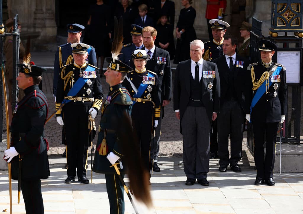 <h3 class="cms-H3-H3">Los dos príncipes que no llevaron uniforme</h3>
<br>
<br>En la primera fila de la escolta al féretro de Isabel II estaban sus cuatro hijos, el rey Carlos III; la princesa Ana; el príncipe Andrés, y el príncipe Eduardo (de izq. a der. en la foto). Justo detrás de ellos están los nietos de la reina (hijos de Carlos), William, el príncipe de Gales, y Harry, duque de Sussex.
<br>
<br>De ellos seis,
<b><a href="https://www.univision.com/noticias/mundo/por-que-principes-andres-harry-no-visten-uniforme-militar-funerales-reina-isabel-ii">solo Andrés y Harry no llevaban uniforme. ¿Por qué?</a> </b>El Palacio de Buckingham informó que los
<b>príncipes Andrés y Harry no pueden llevar uniforme militar </b>porque son "miembros de la realeza sin tareas oficiales".
<br>
<br>En el caso de Andrés (quien solo llevó atuendo en vigilia por "señal especial de respeto") tuvo que abandonar sus actividades de realeza
<b>tras haberse visto involucrado en un escándalo de abuso sexual</b> vinculado al fallecido pederasta Jeffrey Epstein, del que salió tras un
<a href="https://www.univision.com/noticias/justicia/giuffre-duque-york-acuerdo-epstein-abuso-sexual-demanda">acuerdo extrajudicial con una mujer que le acusó de haber abusado de ella</a> cuando era menor.
<b>La reina le despojó de todos sus puestos militares honorarios</b>.
<br>
<br>En el caso de Harry y su esposa Meghan, abandonaron sus funciones como miembros de la monarquía en enero de 2020 para mudarse a Estados Unidos.
<br>
<br>
<br>
<br>