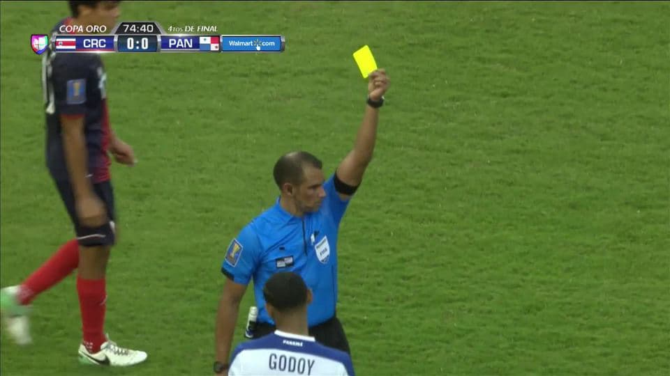 Tarjeta amarilla. El árbitro amonesta a Aníbal Godoy de Panama