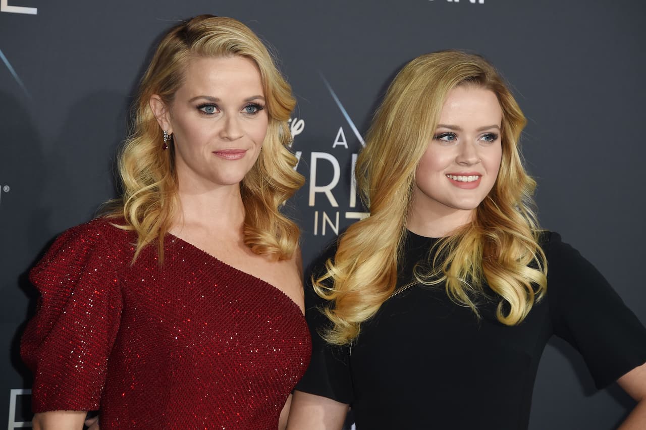 Reese Witherspoon sorprendió a varios usuarios de Instagram en 2017, cuando publicó una foto de ella al lado de su hija Ava, a quien procreó junto a Ryan Philippe, y que es idéntica a ella.