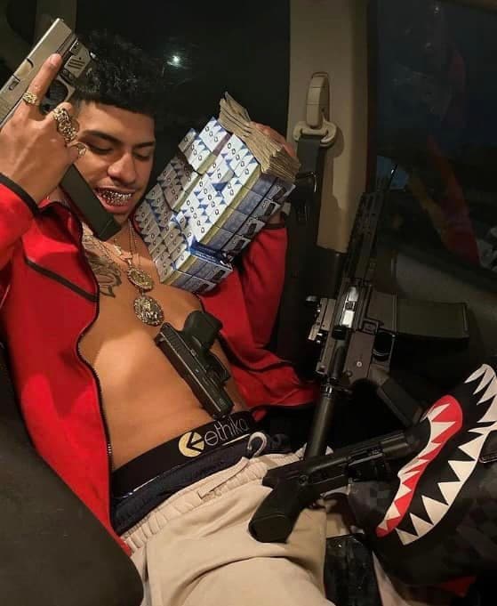 Los jóvenes fueron detenidos durante una parada de tráfico al ser identificados por subir en la red social de Instagram fotos con armas, drogas y dinero en efectivo.