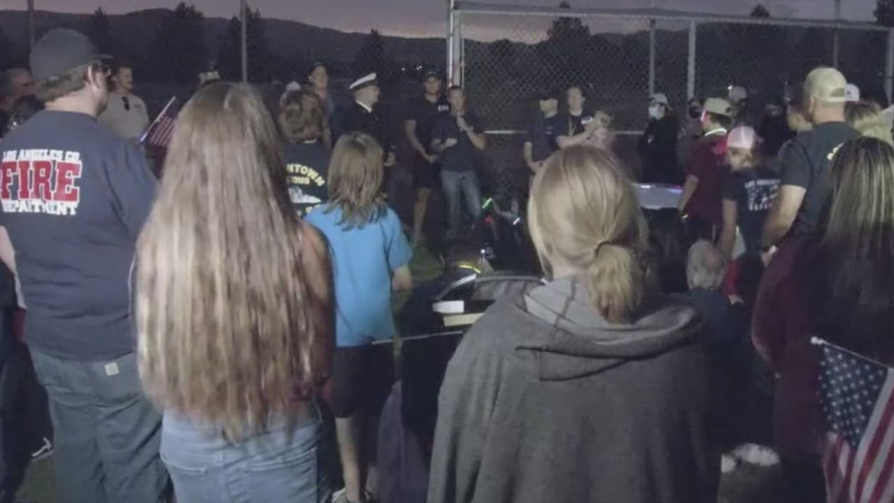 Sentida vigilia en memoria de un bombero del condado de Los Ángeles asesinado por un compañero