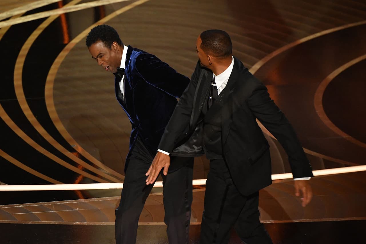 El actor Will Smith abofetea al comediante Chris Rock en el escenario durante la 94ª entrega de los Oscar en el Dolby Theatre de Hollywood, California, el 27 de marzo de 2022.