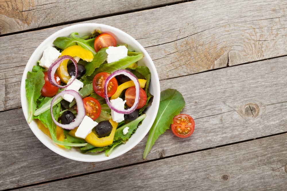Te puedes olvidar de la lechuga y mejor empezar con la preparación comienza pelando y picando la cebolla en finas tiras. También los tomates cherry en cuartos, ahora quita las semillas del pimiento y córtalo en pequeños trozos. Pica también el pepino en rodajas.