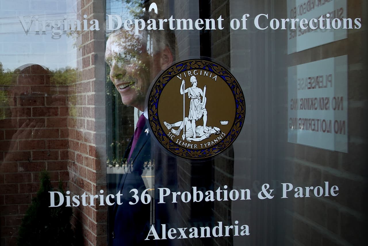 <b>"Probatoria".</b> Ir la Oficina de Libertad Condicional para reportarse y conocer el estatus y las condiciones de supervisión. Estas exigencias pueden limitar dónde se puede vivir y en qué tipo de lugares se puede trabajar.