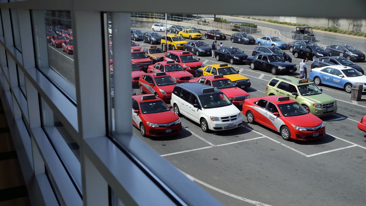 En Fairfax, los taxis cuestan $1 más para mitigar el aumento en la gasolina