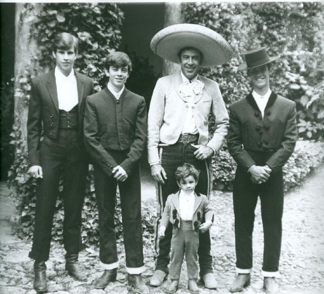 Aunque Eduardo viene de una familia de gran tradición taurina, es el único de los tres hijos del fallecido torero Manuel Capetillo que nunca mostró interés por la Fiesta Brava, ni siquiera cuando era niño.
<br>