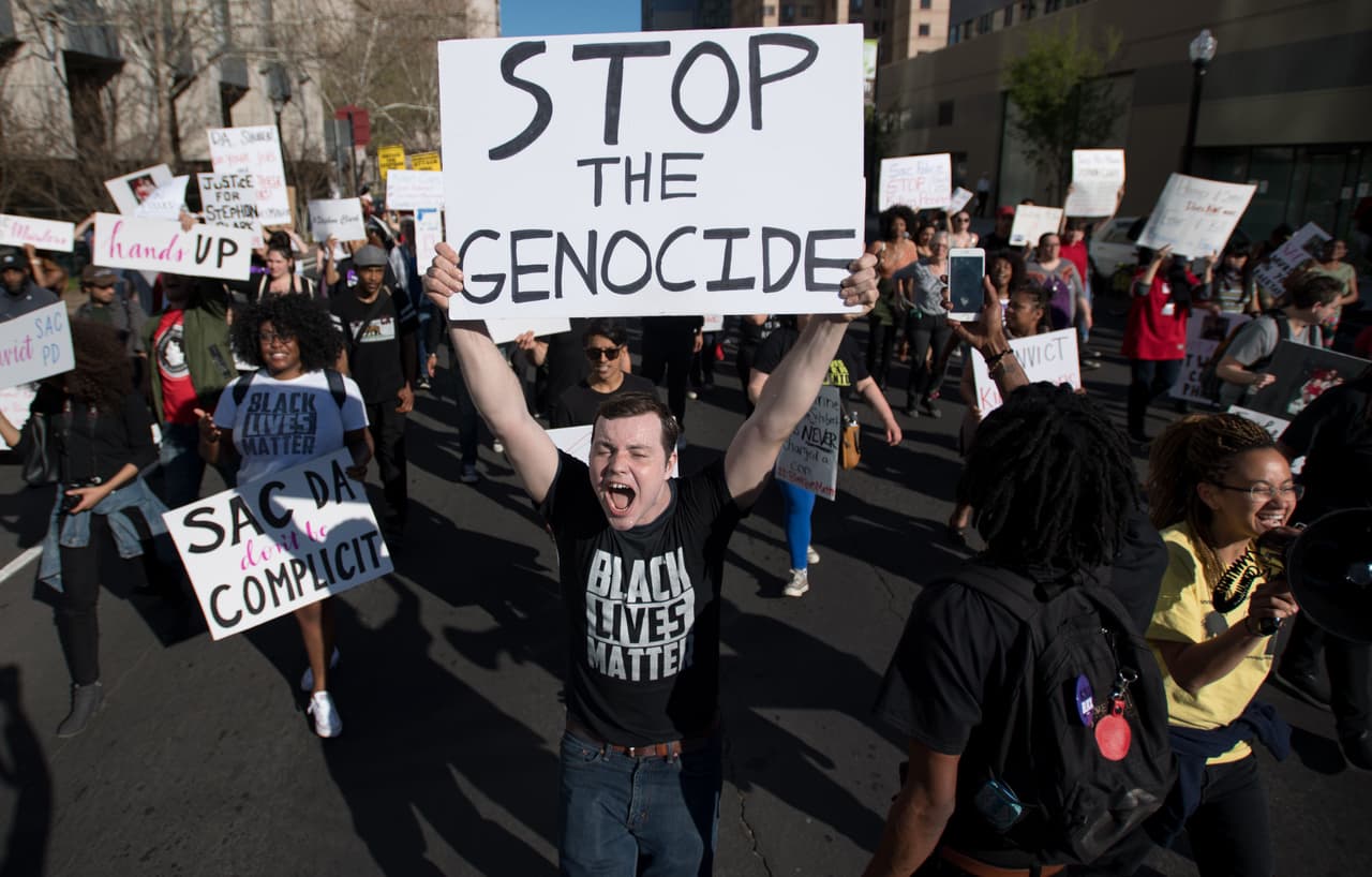 Ian Jamenson grita durante una de las protestas por la muerte de Clark.