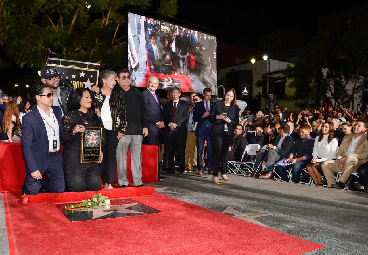 Suzette continuó con el discurso: "Selena dijo: la meta no es vivir para siempre, sino crear algo que lo haga, muchas gracias por este evento hermoso", dijo la representante de la familia segundos antes de la develación de la estrella.