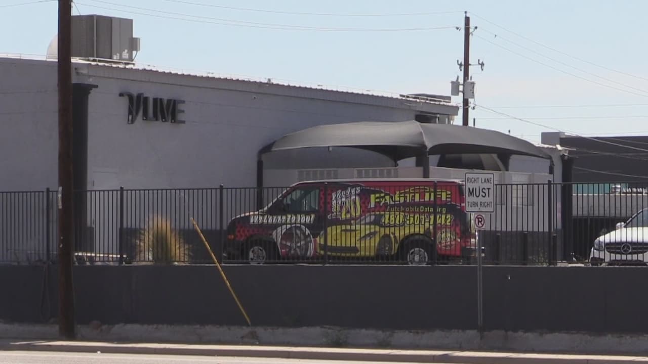 Balacera afuera de un club nocturno en Phoenix deja a un joven en estado crítico 