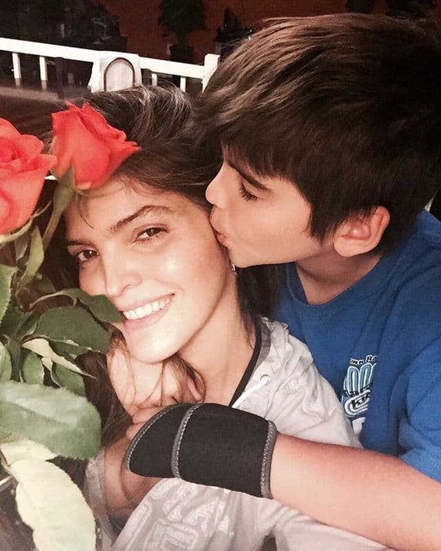 Nos queda claro que para verse radiante no es necesario que ella luzca con maquillaje.