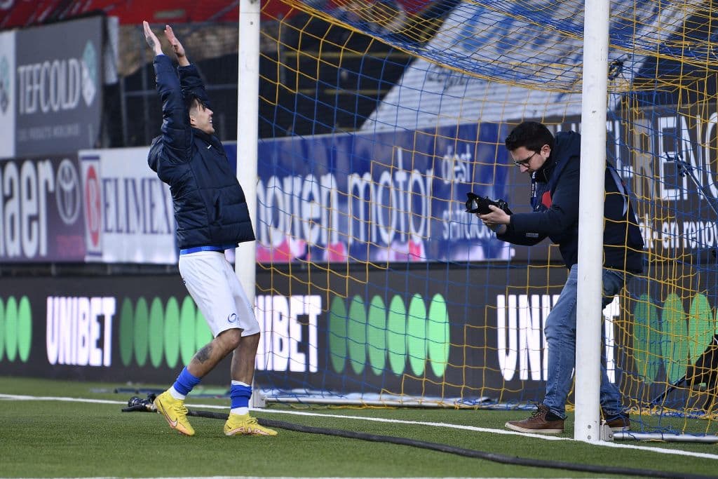 Afición del Genk corea el nombre de Gerardo Arteaga en Bélgica