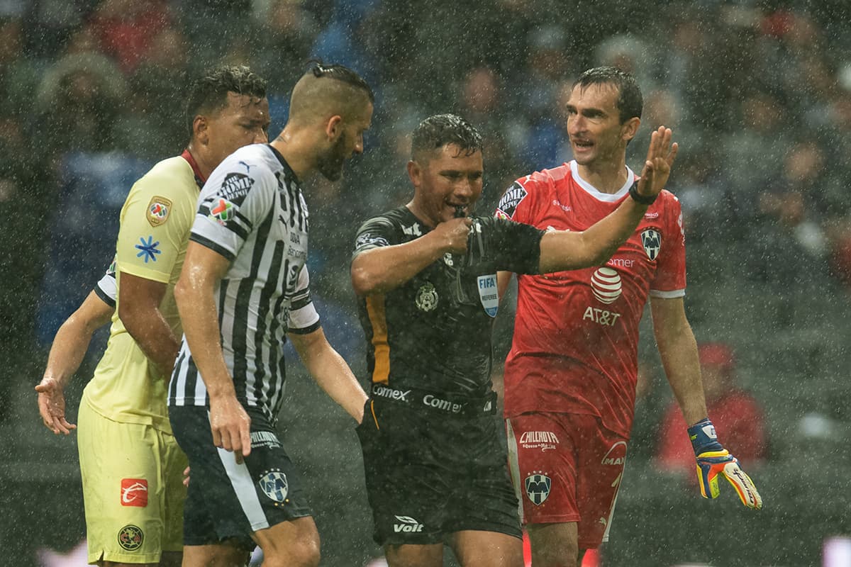 La presión de los jugadores al árbitro fue constante durante los 90 minutos de juego en el Estadio Bancomer.