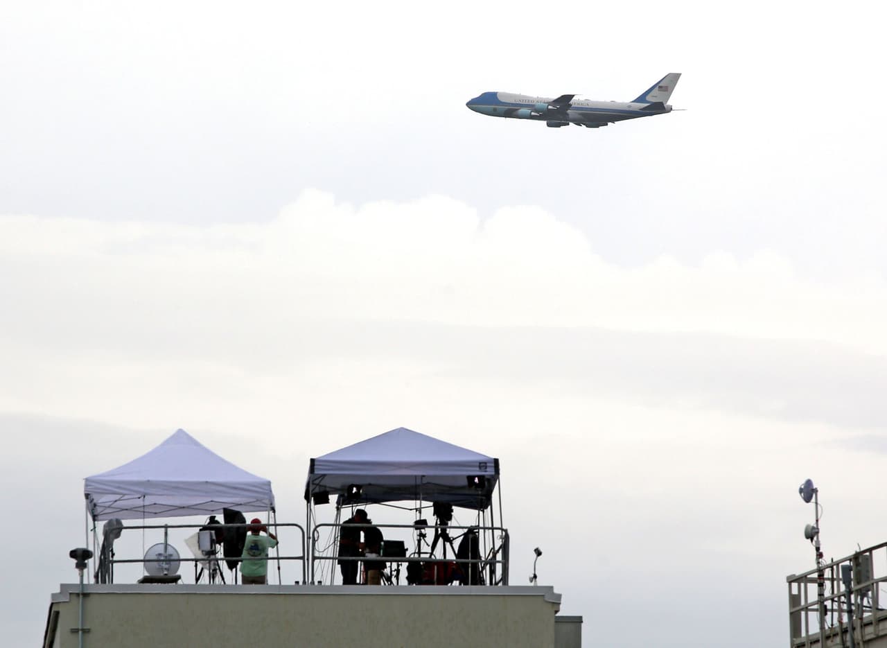 El Air Force One con el presidente Donald Trump a bordo sobrevuela el Centro Espacial Kennedy antes del lanzamiento. Si no se concretara el despegue este miércoles, el próximo intento sería el sábado.