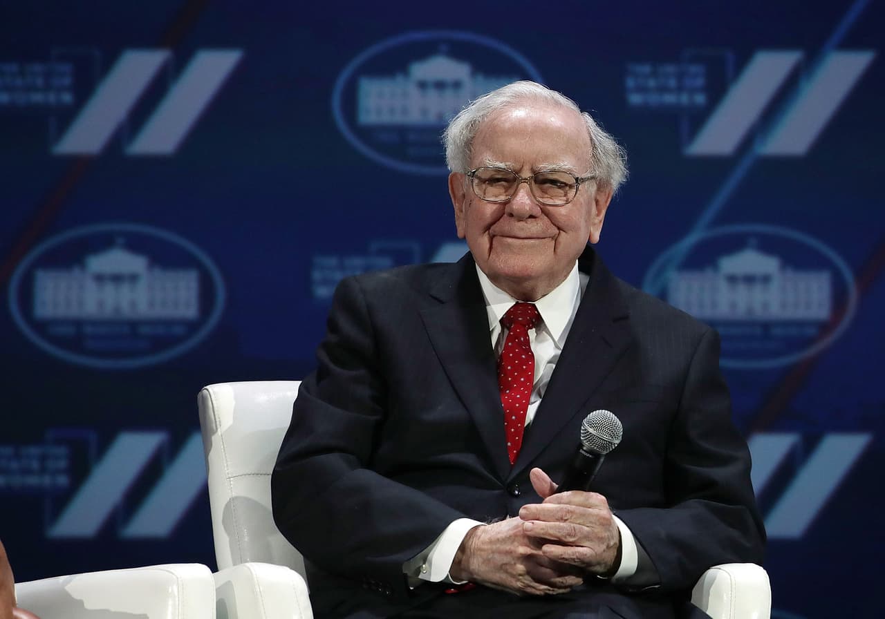 <b>#4: Warren Buffett (83,900 millones)</b>
<br>Otro que cayó respecto a estimaciones previas. Buffet es el accionista mayoritario de Berkshire Hathaway y otro multimillonario que junto a Gates, lanzó 'Giving Pledge' ('El compromiso de dar'), una iniciativa filantrópica que propone donar al menos el 50% de su fortuna antes de morir o por medio de testamento.
<br>