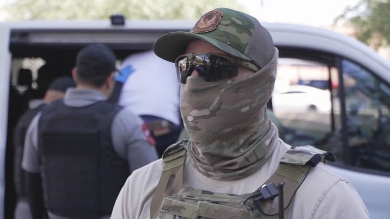 Jueza bloquea ley de Nueva York que prohíbe a agentes federales usar máscaras en operativos