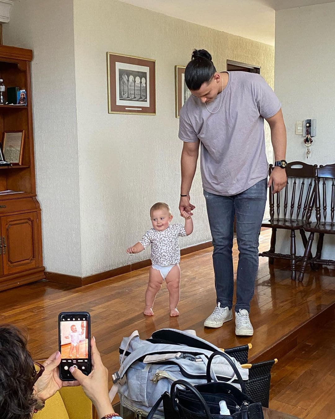 “No [quería ser papá a temprana edad], tenía planes más adelante, pero se dio y él feliz, que es lo principal. La bebé los unirá más como familia”, declaró a TVyNovelas. 
<br>