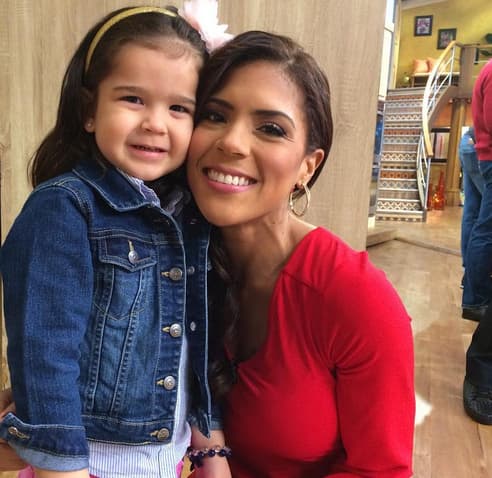 ¡A Francisca le encantan los niños! ¿Será que ya tiene deseos de ser mamá?