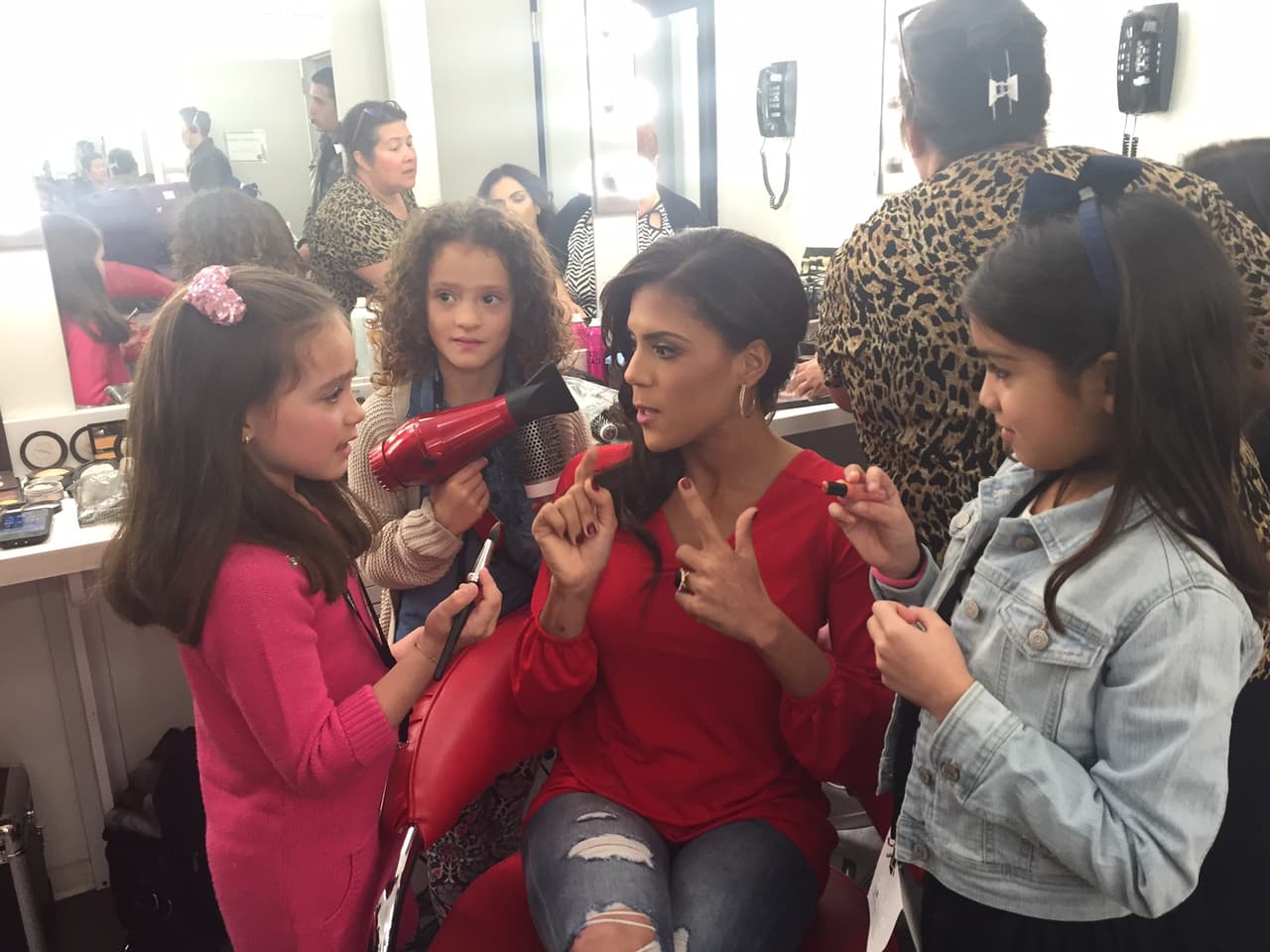 ¡Vanidosas! Las chicas ayudan a poner más bella a Francisca.