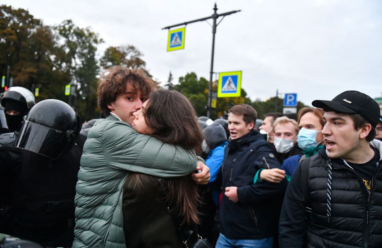 La policía detiene a manifestantes en San Petersburgo, Rusia.
