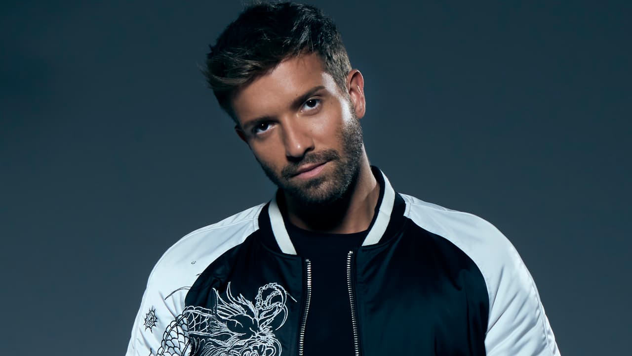Pablo Alborán confiesa que tiene "una cuenta pendiente" con Julio Iglesias, a quien le rendirán tributo en Latin GRAMMY 2020