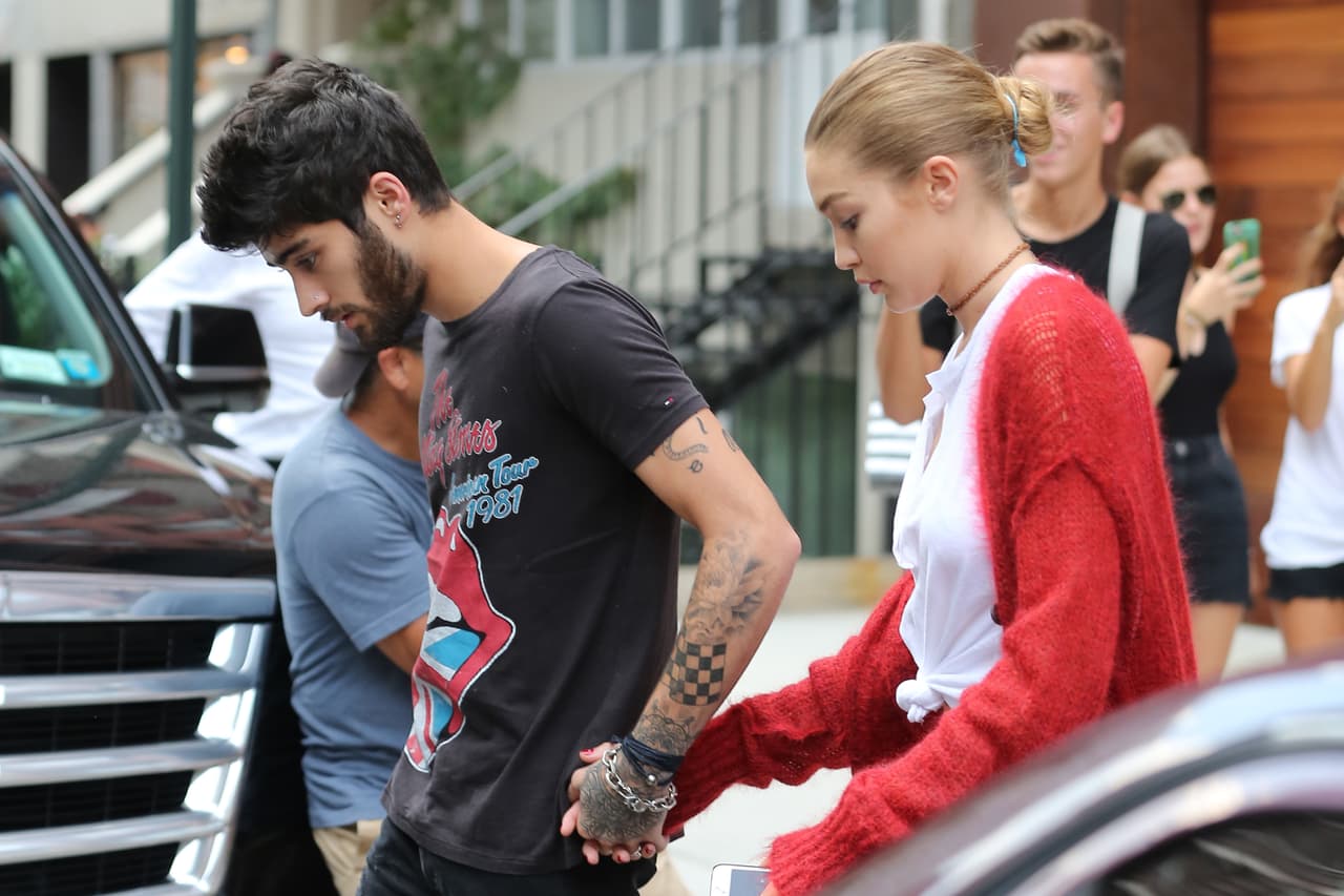 Varios curiosos los siguieron para sacarse una foto.