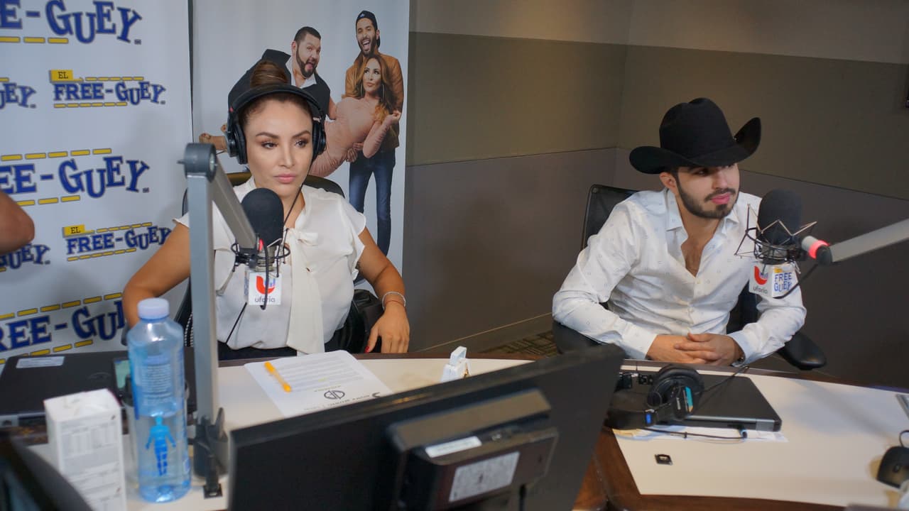 Joss Favela llegó con guitarra en mano a la cabina del Free-guey show y nos deleitó con su música.