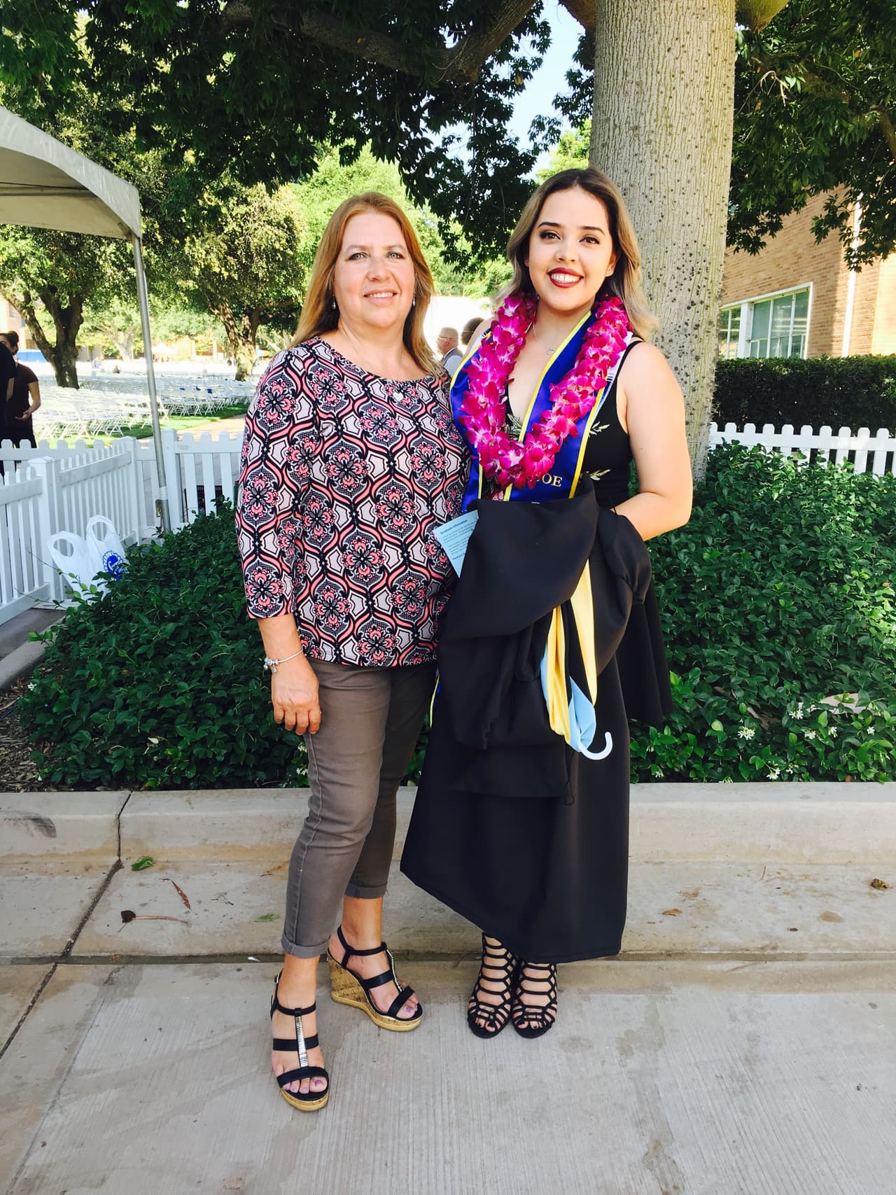 Gabby, junto a su madre Guadalupe, dice que sus padres siempre señalaron la importancia de la educación.