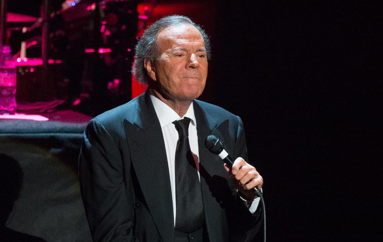 Julio Iglesias pospone show por motivos de salud