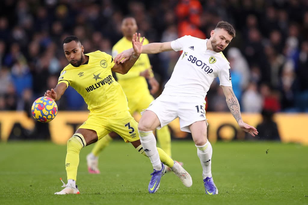 Leeds y Brentford reparten puntos tras empatar 2-2 en un partidazo durante la fecha 15 en la Premier League y ambos equipos rescatan un punto. Los de Bielsa siguen en zona del descenso.