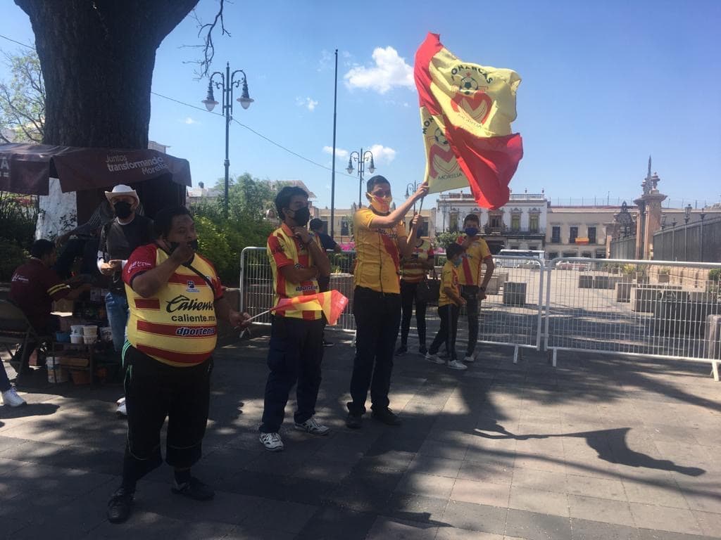 Los aficionados piden que no se vaya el equipo de la ciudad.
