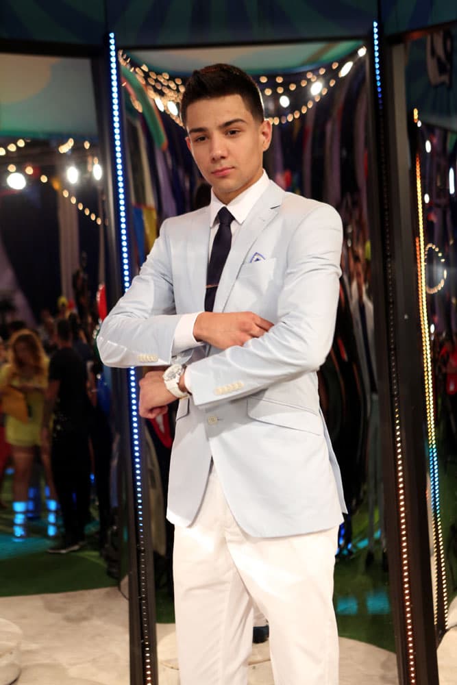 A Luis siempre lo vemos elegante y vestido de traje.