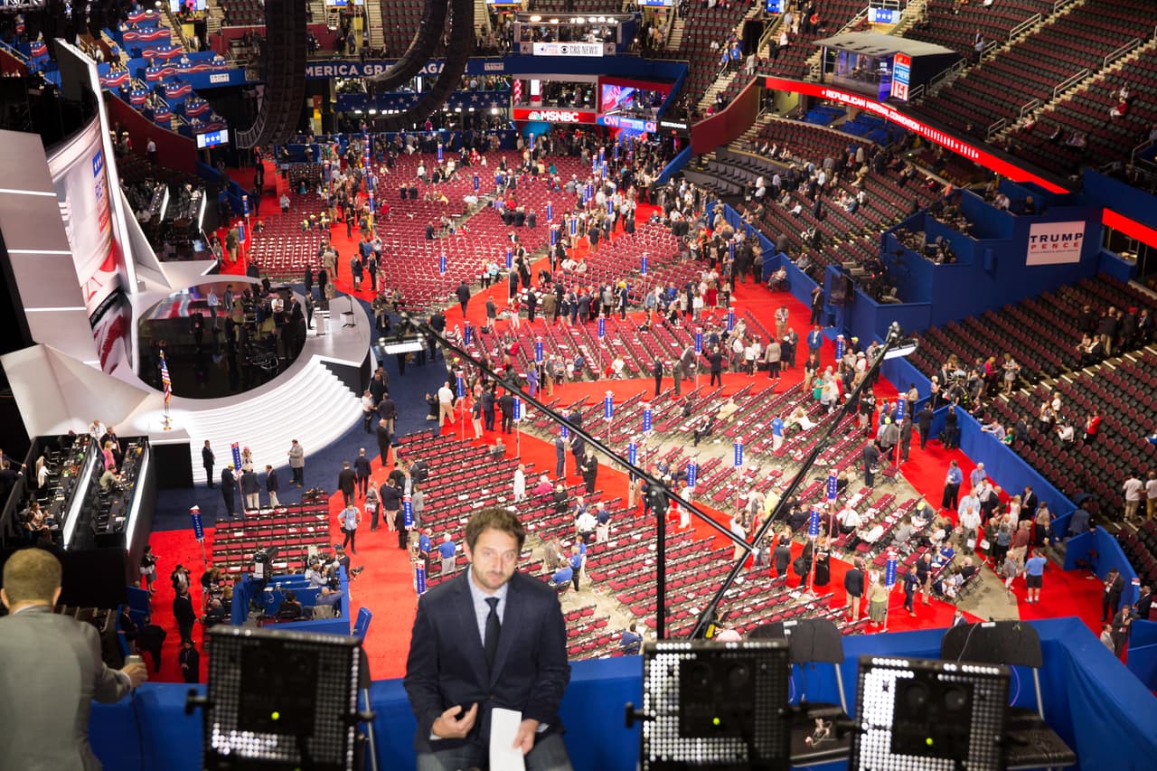LUNES 18 DE JULIO. 5:04 PM. El receso de la tarde dejó casi vacío las gradas del Quicken Loans Arena. Los delegados esperan lejos de sus asientos el plato fuerte de la noche del lunes. No se sabe si el mismo Donald Trump, rompiendo el protocolo, introducirá a su esposa Melania.