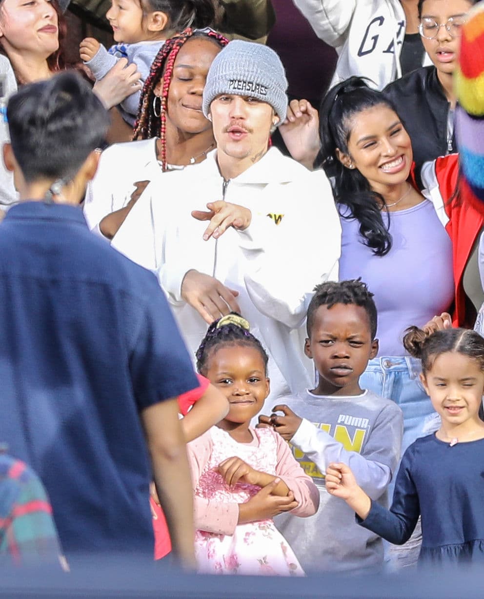 Hasta la mañana de este lunes 27 de enero, en las redes sociales de Bieber no había ningún comentario sobre las declaraciones de su ex. NPR informó que se puso en contacto con el cantante para conocer su posición, pero no obtuvo respuesta. 
<br>