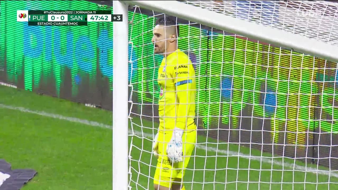 ¡CERCA! Fernando Gorriarán disparó que se estrella en el poste.