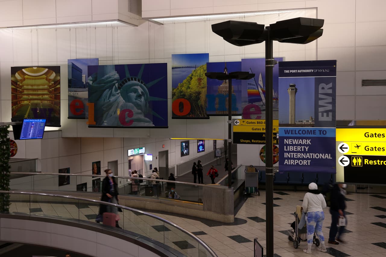 <b>Aeropuertos Nueva Jersey: </b>Las mascarillas no son necesarias en el Aeropuerto Internacional Newark Liberty ni en el Aeropuerto Teterboro de Nueva Jersey.
<b> </b>