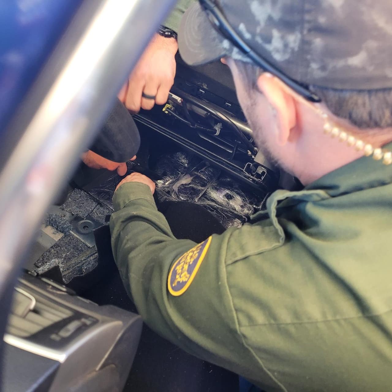 Un perro entrenado les dio la alerta cuando el vehículo llegó al puesto de revisión de la carretera 19 que conduce de Nogales a Tucson.