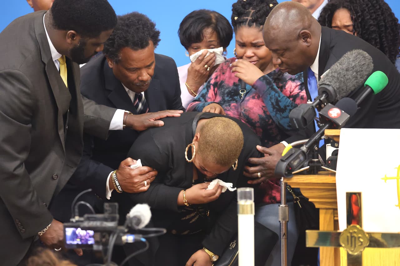La Policía señaló que 
<b>11 de las víctimas eran personas de color y dos eran blancas. </b>En la foto, varias personas reconfortan a la familia de Ruth Whitfield, una mujer de 86 años que murió en el ataque. Según dijo una fuente al diario 
<i>The New York</i> 
<i>Times</i>, el atacante precisaba en su manifiesto que había seleccionado esa zona 
<b>por ser la que tenía la mayor concentración de residentes de color cerca de su casa,</b> que estaba a poco más de tres horas de distancia. En 
<a href="https://www.univision.com/noticias/tiroteos/teoria-racista-gran-reemplazo-tiroteos-buffalo-el-paso-odio">las 180 páginas de su escrito</a> había frases llenas de racismo, con posturas antiinmigrantes según las cuales los blancos estadounidenses estaban en riesgo de ser reemplazados por las personas de color.