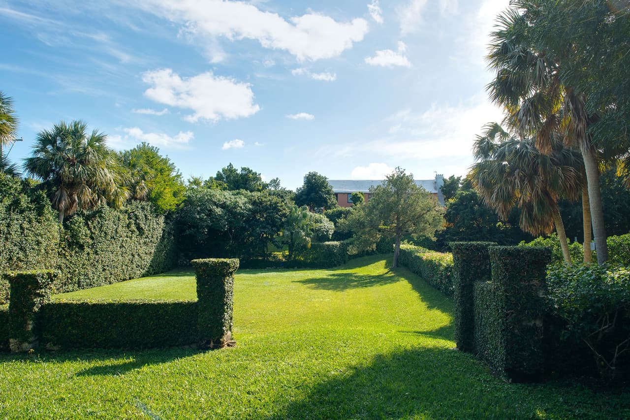 La madre del actor, Diana Douglas, era miembro de una de las familias más antiguas y respetadas de la isla caribeña, pues sus antepasados habitan el lugar desde el siglo XVII.