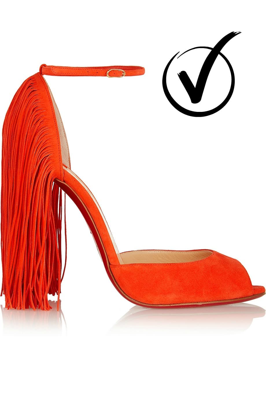 De lo que se trata este verano es de la sensualidad, la cadencia y el movimiento, por eso todos los diseñadores se han concentrado en hacer que los zapatos tengan un cierto "cha-cha-chá". De los lugares más inesperados brotan flecos y finas tiras de cuero, como en estas sandalias en gamuza naranja de Christian Louboutin que tienen unos tacones que harán que todos volteen a mirar.