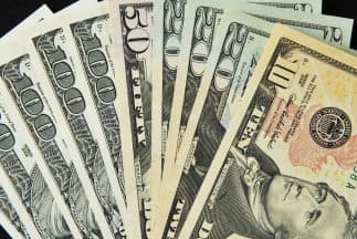 Muchos estafadores están instando a las personas que "inviertan" en supuestas empresas que buscan la cura al coronavirus. La Comisión de Bolsa y Valores de EE. UU. (SEC, por sus siglas en inglés) advierte que esto es falso y que las posibles víctimas deben tener cuidado con las promociones que hacen en redes sociales.