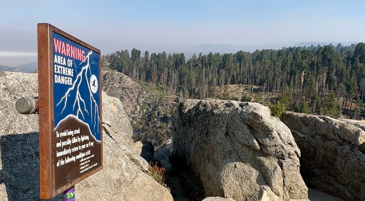 Por otro lado en ocasiones encontrarás el acceso cerrado por dos razones: cuando los alcones peregrinos de la zona anidad en la roca o en invierno por el peligro que representa. Para más información con relación a este tesoro natural, 
<a href="https://www.nps.gov/seki/planyourvisit/moro.htm" target="_blank">ingresa aquí</a>.
