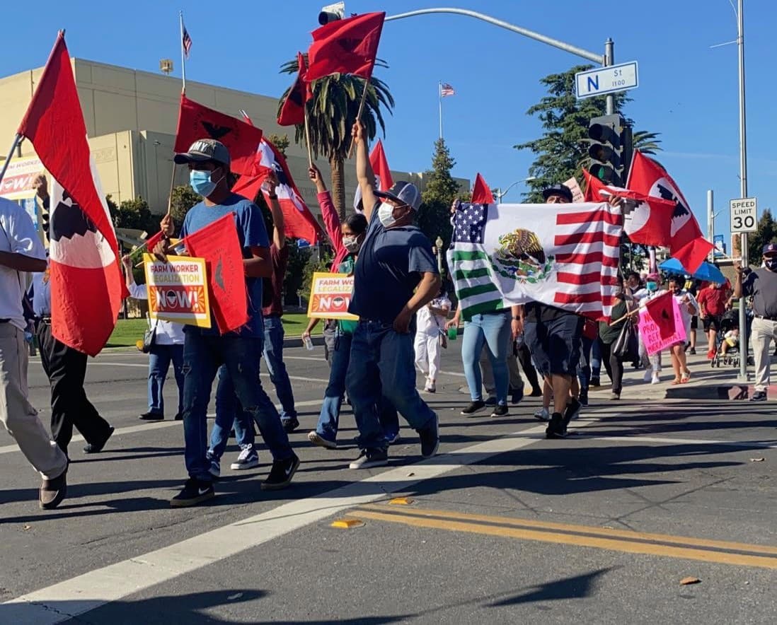 Estudiantes de UC Davis ofrecen atención médica gratuita a campesinos durante la marcha